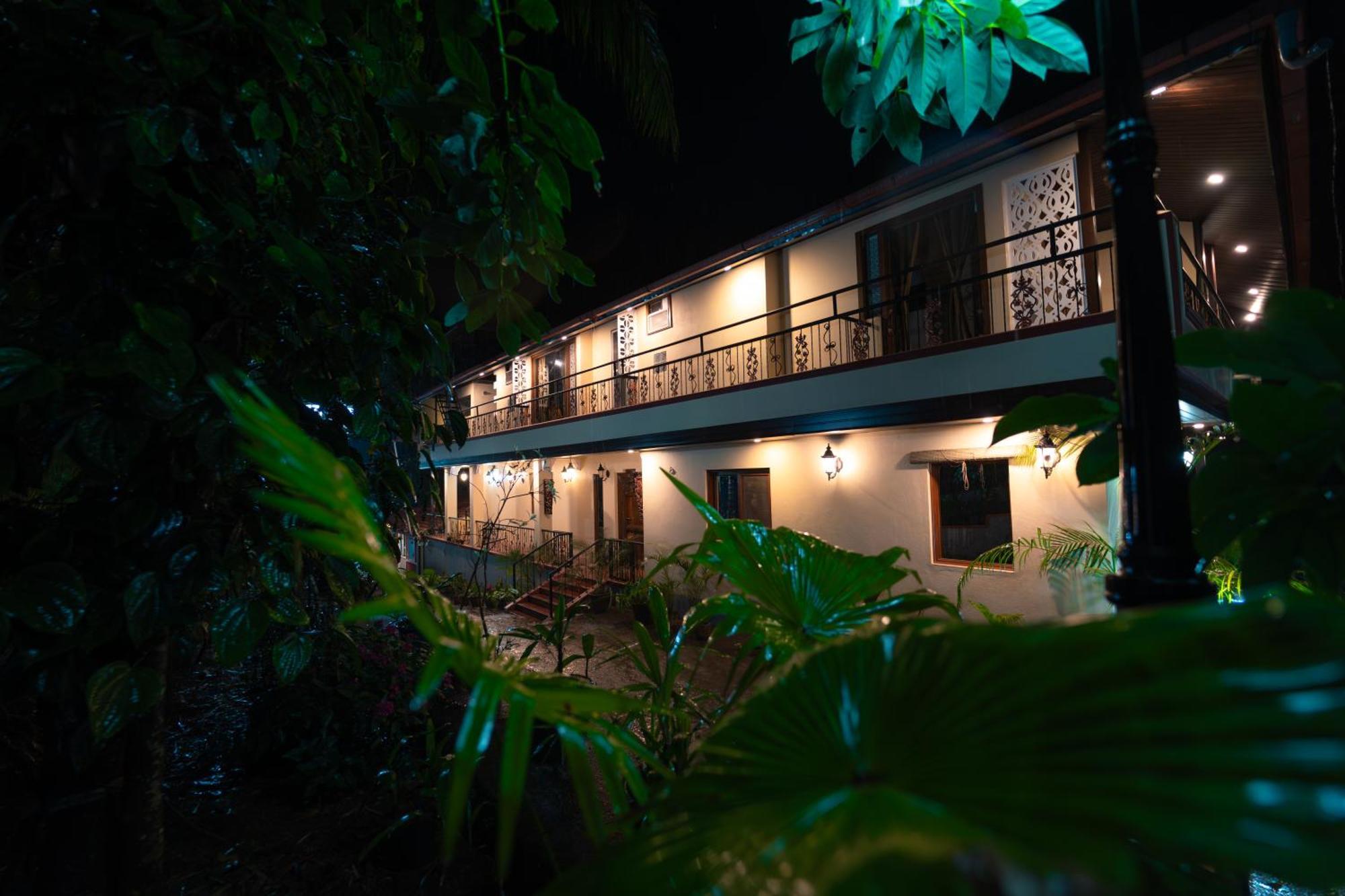 Kingmaker'S Plantation With River Stream 马迪凯里 外观 照片