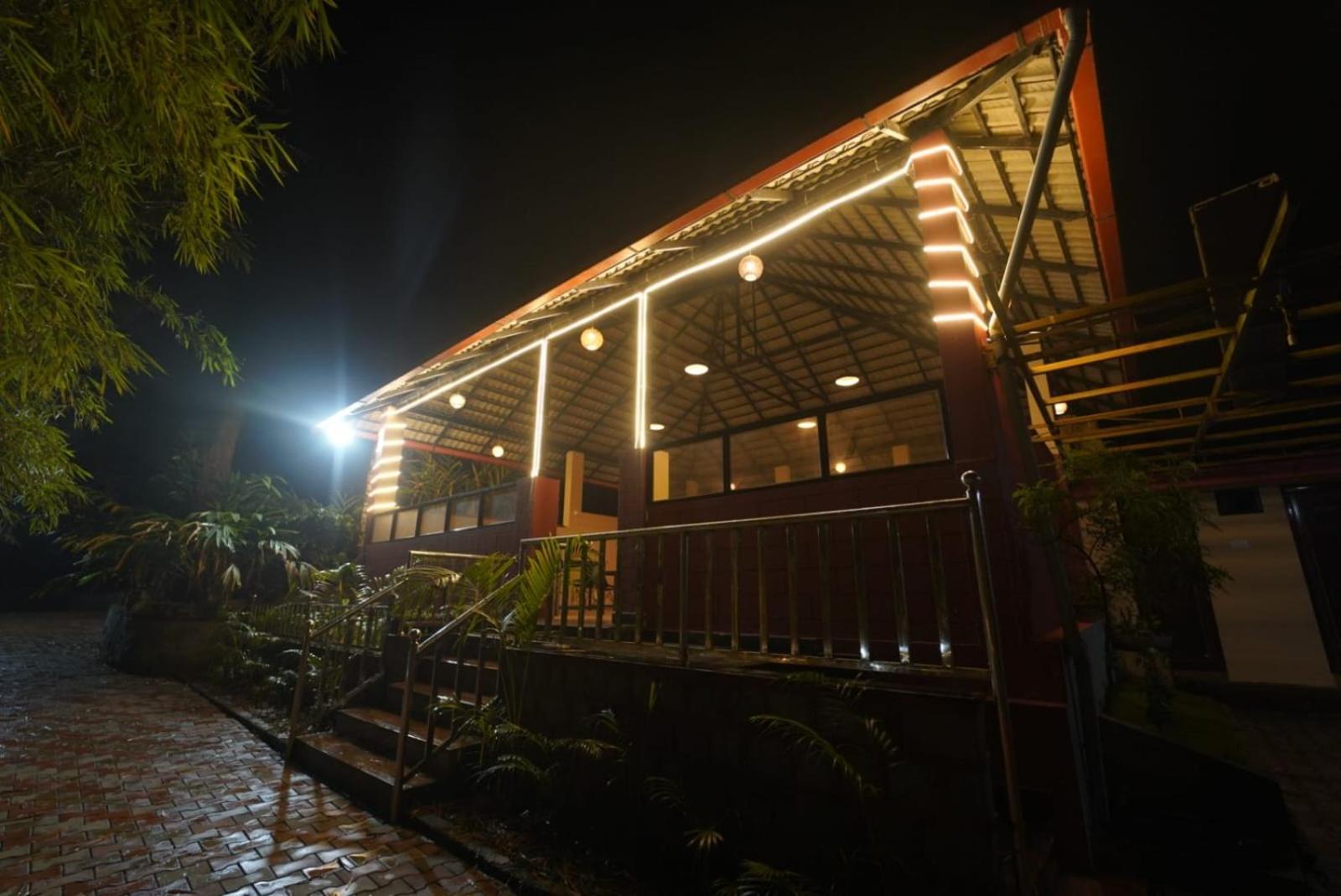 Kingmaker'S Plantation With River Stream 马迪凯里 外观 照片